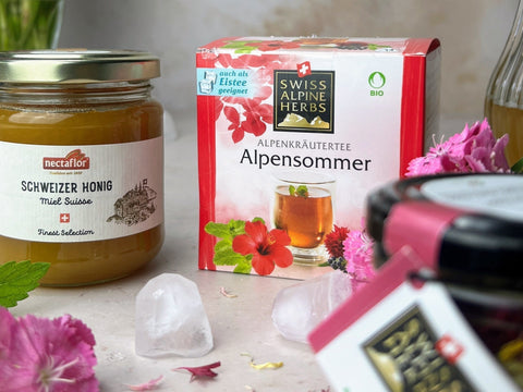 Alpsommer-Eistee mit Honig blüten-Eiswürfeln