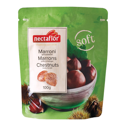 Grüner Standbeutel mit verzehrfertigen Marroni und grossem Sichtfenster. Auf der Vorderseite steht „Marroni / Marrons / Chestnuts“, daneben eine Schale mit Kastanien sowie der Hinweis „soft“. Unten sind Marroni in und ausserhalb ihrer Schalen abgebildet.