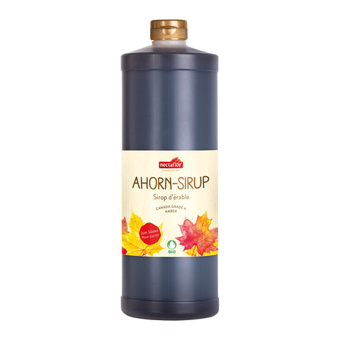 Flasche mit goldfarbenem Verschluss und Etikett mit der Aufschrift 'nectaflor AHORN-SIRUP Sirop d'érable CANADA GRADE A AMBER' sowie Abbildungen von Ahornblättern