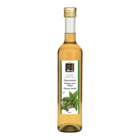 Schmale Glasflasche mit goldfarbenem Schraubverschluss, gefüllt mit hellem Sirup. Auf dem Etikett steht „Alpenkräuter / Herbes des Alpes / Alpine Herbs“ unter dem Swiss Alpine Herbs Logo. Unten sind verschiedene Alpenkräuter und grüne Blätter abgebildet.