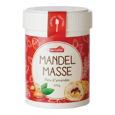 Weißer Kunststoffbecher mit rotem Etikett und Aufschrift 'MANDEL MASSE' sowie Abbildungen von Mandeln und Gebäck