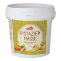 Weißer Eimer mit grünem Etikett und der Aufschrift 'PISTAZIEN MASSE' sowie Abbildungen von Pistazien und Macarons