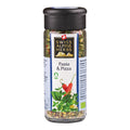 Transparente Gewürzmühle mit schwarzem Deckel. Auf dem Etikett steht „Pasta & Pizza“ unter dem Swiss Alpine Herbs Logo. Im Glas sind grobe Kräuter und Gewürze sichtbar. Unten sind grüne Kräuter, eine rote Chilischote sowie das Bio-Logo abgebildet.
