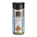 Transparente Gewürzmühle mit schwarzem Deckel. Auf dem Etikett steht „Fisch & Dip / Poisson & Dip“ unter dem Swiss Alpine Herbs Logo. Im Glas ist eine grünliche Gewürzmischung sichtbar. Unten sind Fischstücke, grüne Kräuter sowie das Bio-Suisse-Logo abgebildet.