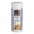 Weisser Gewürzstreuer mit blauem Seitenstreifen. In der Mitte steht „Alpenkräutersalz / Sel aux herbes des Alpes“ unter dem Swiss Alpine Herbs Logo. Unten sind Nudeln mit Kräutern sowie das Bio-Suisse-Logo abgebildet.