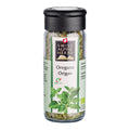 Transparente Gewürzmühle mit schwarzem Deckel. Auf dem Etikett steht „Oregano / Origan“ unter dem Swiss Alpine Herbs Logo. Im Glas sind getrocknete grüne Kräuter sichtbar. Unten ist eine Abbildung von Oreganoblättern sowie das Bio-Suisse-Logo zu sehen.