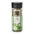 Transparente Gewürzmühle mit schwarzem Deckel. Auf dem Etikett steht „Salbei / Sauge“ unter dem Swiss Alpine Herbs Logo. Im Glas sind getrocknete Kräuter sichtbar. Unten ist eine Abbildung von grünen Salbeiblättern sowie das Bio-Suisse-Logo zu sehen.