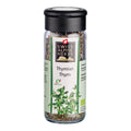 Transparente Gewürzmühle mit schwarzem Deckel. Auf dem Etikett steht „Thymian / Thym“ unter dem Swiss Alpine Herbs Logo. Im Glas sind getrocknete Kräuter sichtbar. Unten ist eine Abbildung von grünen Thymianzweigen sowie das Bio-Suisse-Logo zu sehen.