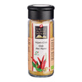 Transparente Gewürzmühle mit schwarzem Deckel. Auf dem Etikett steht „Alpen-Chili / Chili des Alpes“ unter dem Swiss Alpine Herbs Logo. Im Glas ist eine gelb-orange Gewürzmischung sichtbar. Unten sind rote Chilischoten, grüne Blätter, Knoblauch sowie das Bio-Suisse-Logo abgebildet.