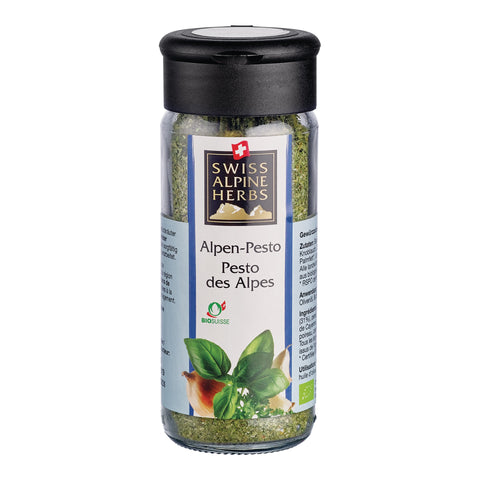 Transparente Gewürzmühle mit schwarzem Deckel. Auf dem Etikett steht „Alpen-Pesto / Pesto des Alpes“ unter dem Swiss Alpine Herbs Logo. Im Glas sind grüne Kräuter sichtbar. Unten sind grüne Basilikumblätter, Knoblauch sowie das Bio-Suisse-Logo abgebildet.