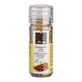Transparente Gewürzmühle mit durchsichtigem Deckel. Auf dem Etikett steht „Alpenkräuter-Chili ohne Salz / Chili aux herbes des Alpes sans sel“ unter dem Swiss Alpine Herbs Logo. Im Glas sind grobe Kräuter, Gewürze und Salzkristalle sichtbar. Unten ist ein Gericht mit Bohnen und Mais sowie eine rote Chilischote abgebildet.