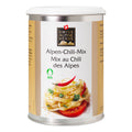 Weisse Gewürzdose mit goldenen Seitenstreifen. In der Mitte steht „Alpen-Chili-Mix / Mix au Chili des Alpes“ unter dem Swiss Alpine Herbs Logo. Unten sind Nudeln, rote Chilischoten, eine Tomatenscheibe und das Bio-Logo abgebildet.