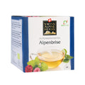 Packung Alpenkräutertee Alpenbrise von Swiss Alpine Herbs mit Teetasse und Kräutern auf weißem Hintergrund