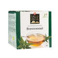 Packung mit Brennnessel-Alpenkräutertee der Marke Swiss Alpine Herbs mit Teetasse und Brennnesselblättern auf der Vorderseite