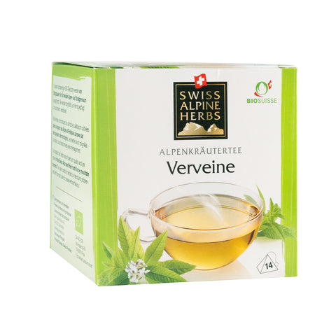 Verpackung von Swiss Alpine Herbs Alpenkräutertee Verveine Verbena mit einer dampfenden Tasse Tee und Kräuterblättern