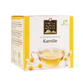 Packung Alpenkräutertee Kamille von Swiss Alpine Herbs mit Teetasse und Kamillenblüten