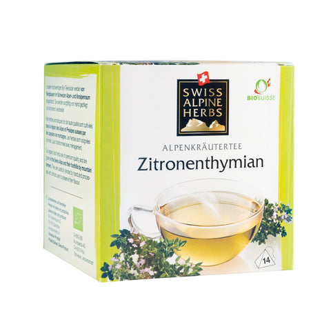 Verpackung von Swiss Alpine Herbs Alpenkräutertee Zitronenthymian mit Teetasse und Kräutern auf weißem Hintergrund