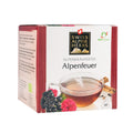 Packung Alpenkräutertee 'Alpenfeuer' von Swiss Alpine Herbs mit Teetasse, Beeren, Blüte und Zimtstangen auf der Vorderseite