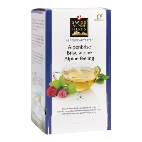 Packung Alpenkräutertee der Marke Swiss Alpine Herbs mit einer Tasse Tee und Kräutern auf der Vorderseite