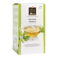Verpackung von Swiss Alpine Herbs Alpenkräutertee Verveine Verbena mit einer dampfenden Tasse Tee und Kräuterblättern