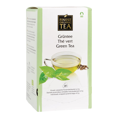 Verpackung von Finest Organic Tea mit grünem Tee in Pyramidenbeuteln und Abbildung einer Tasse mit grünem Tee und Teeblättern