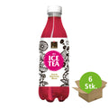 Flasche mit Bio Ice Tea von Swiss Alpine Herbs. Die transparente Kunststoffflasche enthält ein pinkfarbenes Getränk. Das Etikett ist weiss mit floralen Mustern und der Aufschrift „BIO ICE TEA“. Die Sorte ist Aronia, Alpenrose und Minze. Rechts befindet sich ein grüner Kreis mit der Aufschrift „6 Stk.“.