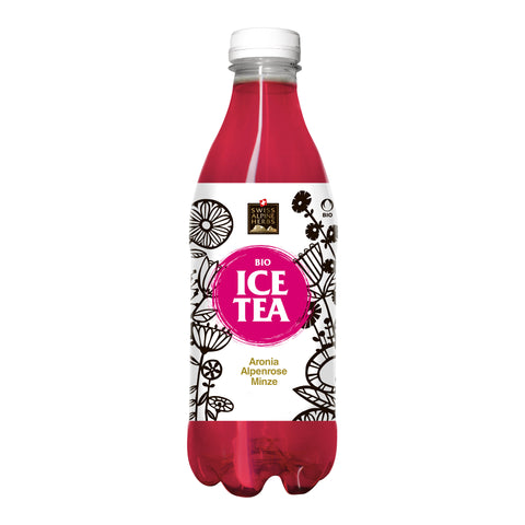 Flasche mit rotem Bio-Eistee der Sorte Aronia Alpenrose Minze mit weißem Etikett und schwarzem Blumenmuster