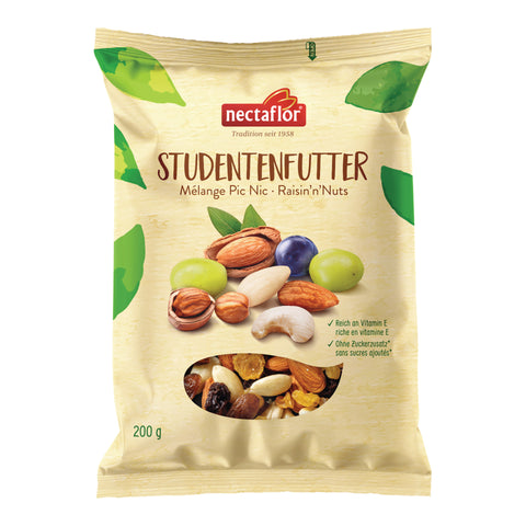Verpackung eines Studentenfutters der Marke nectaflor mit Nüssen und Trockenfrüchten auf beigem Hintergrund