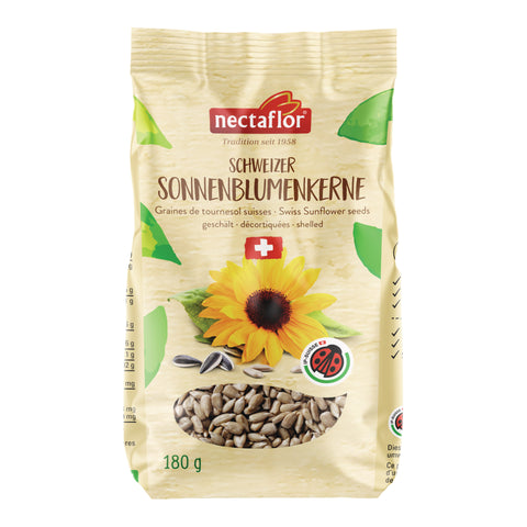 Verpackung von Nectaflor Schweizer Sonnenblumenkernen (180 g). Beige Verpackung mit grosser gelber Sonnenblume, Schweizer Flagge und Sichtfenster mit geschälten Sonnenblumenkernen. Produkt aus Schweizer Sonnenblumenkernen.