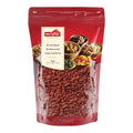 Rote getrocknete Goji-Beeren in einem roten wiederverschließbaren Beutel mit dem Markenlogo nectaflor und Bildern von Nüssen und Trockenfrüchten im Hintergrund