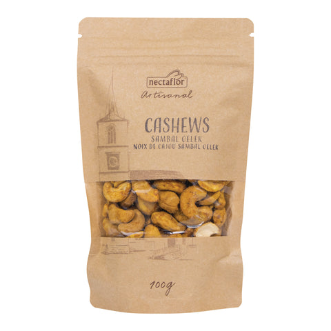Verpackung mit Cashewkernen Sambal Oelek von Nectaflor Artisanal. Brauner Standbeutel aus Kraftpapier mit Sichtfenster, gefüllt mit würzig gerösteten Cashewkernen. Verpackung mit handgezeichnetem Motiv und Inhalt von 100 g.