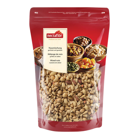 Verpackung mit gerösteter und gesalzener Nussmischung von Nectaflor. Roter Standbeutel mit Sichtfenster, gefüllt mit verschiedenen Nüssen wie Erdnüssen, Cashews und Mandeln. Aufdruck mit Nüssen, Kernen und Trockenfrüchten.