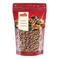Verpackung mit Rauchmandeln von Nectaflor. Roter Standbeutel mit Sichtfenster, gefüllt mit geräucherten Mandeln. Aufdruck mit verschiedenen Nüssen, Kernen und Trockenfrüchten.