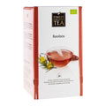 Verpackung des Rooibos-Tees von Finest Organic Tea. Weiße Teeschachtel mit rötlichen Akzenten, Abbildung einer Tasse Rooibostee, Rooibosblättern und gelben Blüten. Enthält 24 einzeln verpackte Pyramidenbeutel.