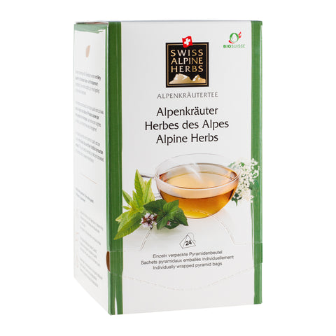 Weiße Verpackung des Alpenkräutertees Alpenkräuter von Swiss Alpine Herbs mit Teetasse, Kräutern und 24 Pyramidenbeuteln.