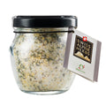 Glas mit Kräutersalz und Etikett „Swiss Alpine Herbs“.